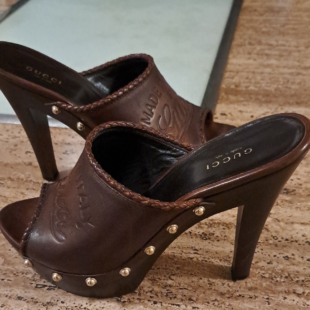 Gucci Women's Brown Leather Slide Sandals - Picture 11 of 12